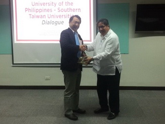 菲律賓大學系統行政副總校長Dr. Herbosa致贈紀念品給朱副校長，感謝嘉義大學的積極參與與菲律賓各大學建立實質的學術、技術與教育合作關係
