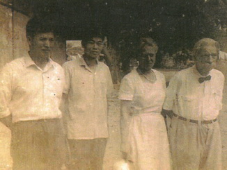 A historical photo of the NCYU Agricultural Technical Service Team: Mr. Cai Yi-Fei (first from left), an alumnus of 26th National Chiayi Institute of Agriculture, now NCYU, who had been joining the Agricultural Technical Service Team in Gabon and Costa Rica from 1963 to 1984. Here is a photo of Cai with Mr. and Mrs. Schweitzer.