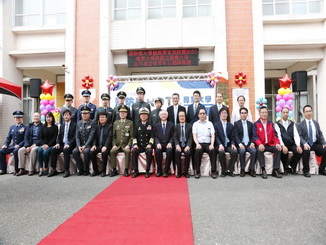 A group photo of Admiral Pu Tze-chun, Military Strategy Advisor to the President (eighth from left), NCYU President Chyung Ay (eighth from right), 