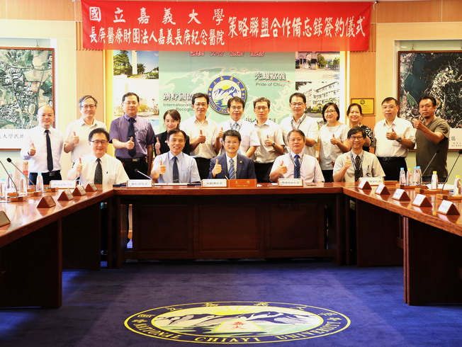 A group photo of the NCYU faculty members, led by President Han Chien Lin (middle in the first row), and representatives from Chiayi Chang Gung Memorial Hospital