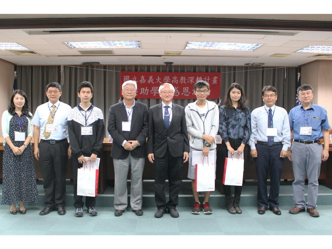 Chairman Tsai shared his experience and presented souvenirs to the students.