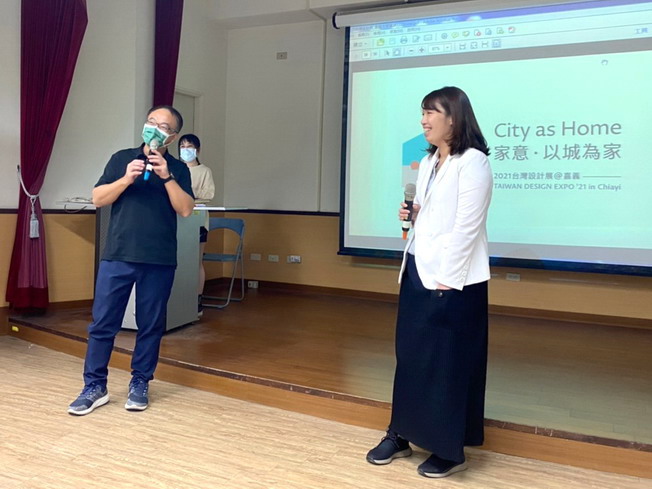 視覺藝術學系廖瑞章系主任(左)開場介紹2021臺灣設計展總策展人盧怡君局長(右)。（照片由主辦單位提供)