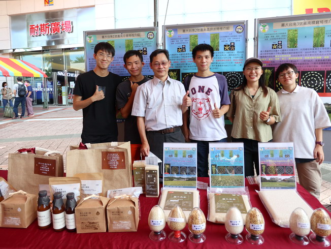 嘉大農藝系黃文理教授師生介紹新商品所使的各種稻米。