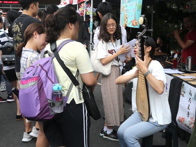 Various student clubs did their best to recruit new members among the freshmen at the NCYU Student Club Exhibition. 