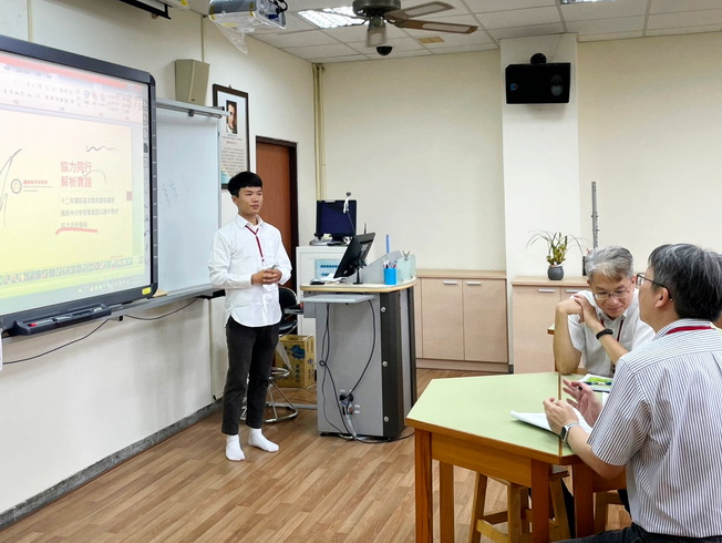 A teacher education student showcased his digital teaching capabilities using the electronic whiteboard in the microteaching classroom. 