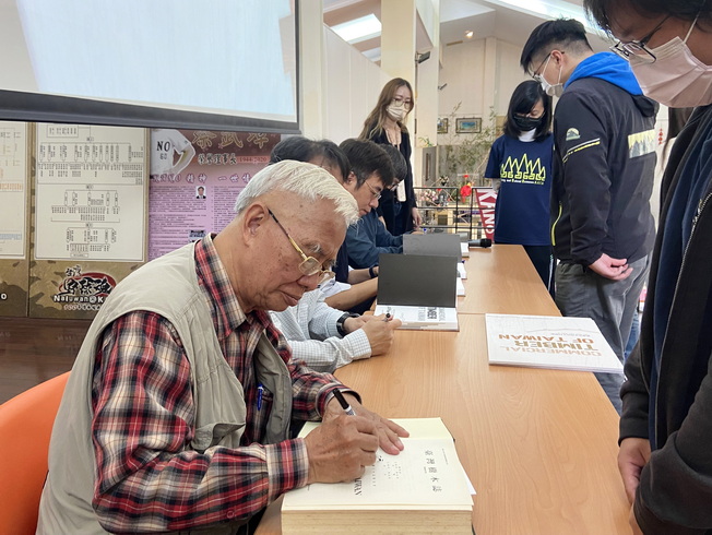 活動吸引許多林業學子帶著《臺灣樹木誌》及新購《臺灣常見商用木材圖鑑》給呂福原名譽教授(左1)等作者簽名。