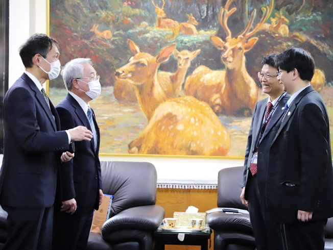 嘉大林翰謙校長(右2)與日本攝南大學校長荻田　喜代一(左2) 討論未來雙方學生研修規劃。