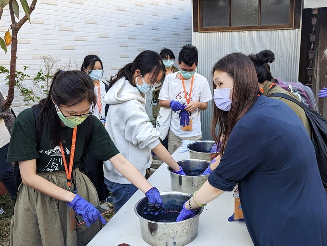 NCYU students experienced indigo dyeing at the Puzi Bookstore. 