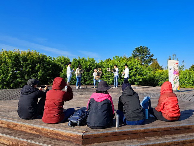 小笠原觀景台上的銅管五重奏吸引遊客聆聽。（照片由林瑞進老師提供）