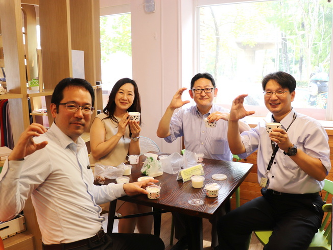 日本姊妹校中京大學貴賓品嘗嘉大優質的奶酪、優格和冰淇淋。（照片由國際處提供）