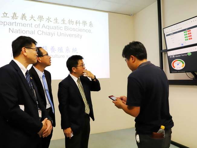  The Intelligent Aquaculture Training Center is equipped with a smart aquaculture system, which allows users to instantly access precise data, and control and collect data directly from the aquaculture sites with mobile devices. 