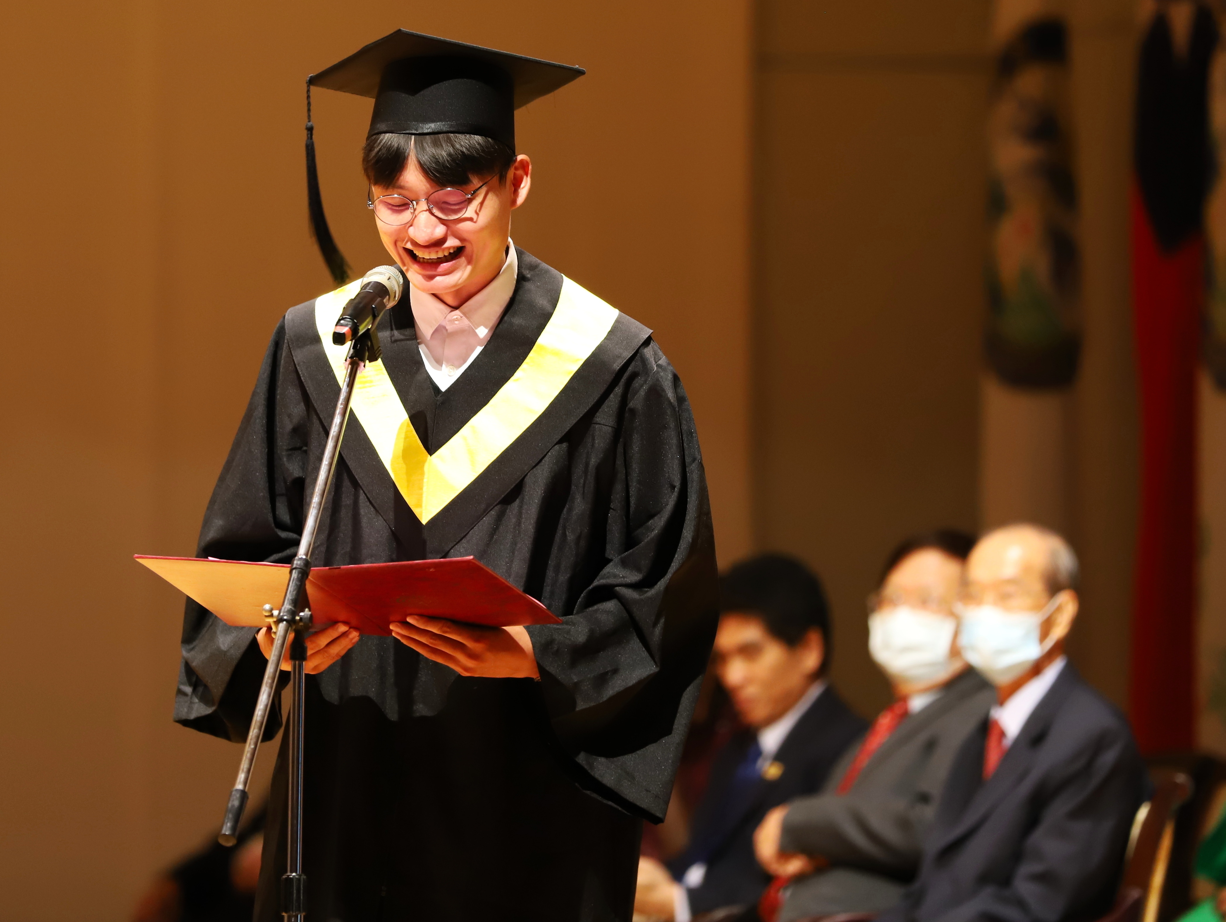 Lu Ming-Feng, a recent graduate from the Department of Animal Science, who had been honored with the 28th Outstanding Youth Award, delivered a graduation speech on behalf of the graduating students. 