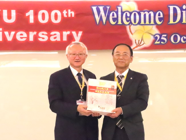 日本上越教育大學校Dr.Naoya Kawasaki(左)與艾群校長(右)交換紀念品