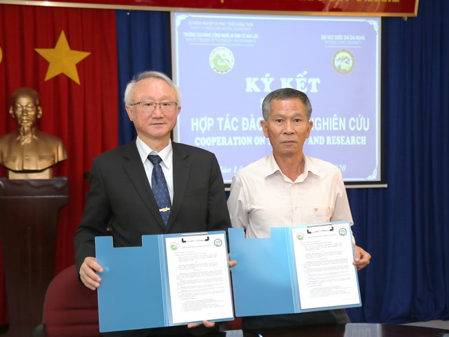 嘉大艾群校長(左)與保祿技術經濟學院院長Nguyen Duc Thiet(右)簽署MOU