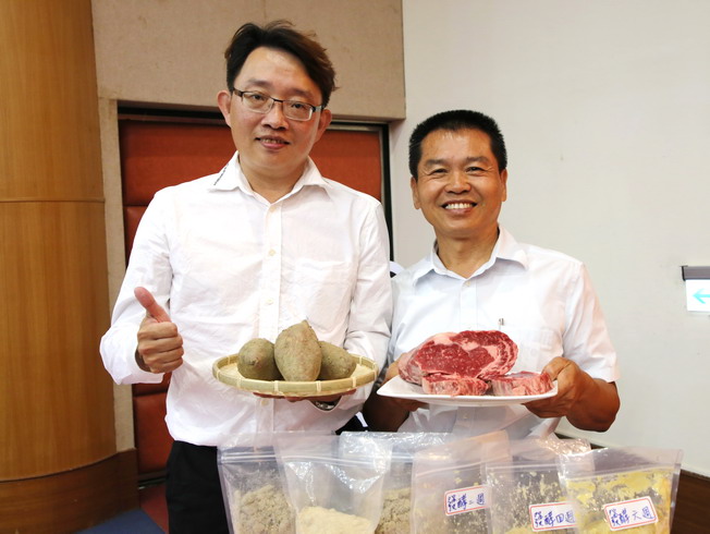 動科系吳建平副教授(右)持憨吉牛肉品與財團法人農業科技研究許宗賢研究員(左)合影