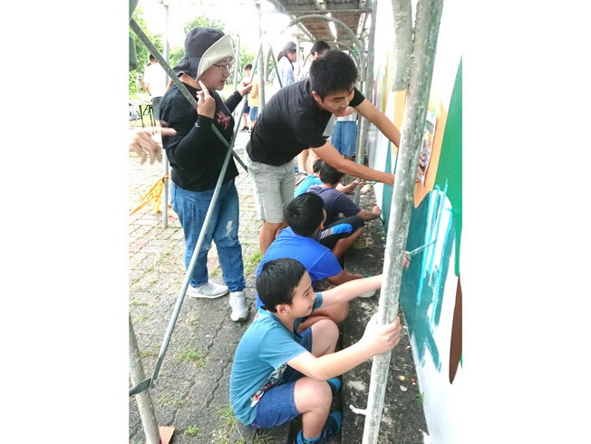 嘉大USR團隊與北藝大學生帶領學童共同創作牆面