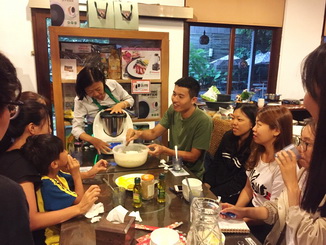 嘉大外語系學生們學習製作台灣傳統美食-蔥油餅