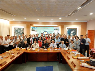 A group photo of NCYU President Chyung Ay (sixth from the left), and the 11th President and Board of Supervisors of NCYU National Alumni Association.