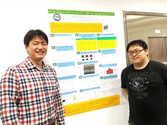 應化系林彥多助理教授(右)與研究助理鍾信成於研究室合影