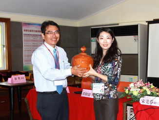 NCYU Dean of Student Affairs presented a souvenir of gratitude to CEO Song Mei-Fen.