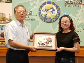 Huang Yue-Chun, Dean of the Teachers College, NCYU, presented  a  souvenir to the donor, Mr. Cai.