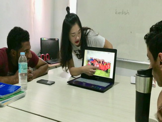 嘉大外語系黃姵瑜同學藉由拍攝影片的方式紀錄菲律賓語言學校學生上課