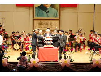 The incumbent and former presidents of NCYU cut a birthday cake in celebration of the anniversary.