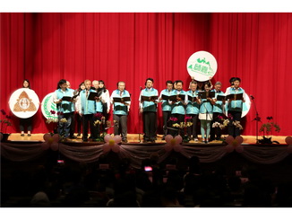 Representatives of the Alumni Association and Lan-Un Chorus Club took turns singing the school anthems representing different phases of NCYU. 
