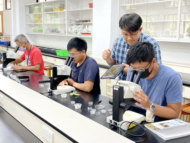 嘉大開設植物醫學理論與實務課程，學員一人一機在顯微鏡下觀看南黃薊馬。，點擊左鍵可預覽大圖(另開新視窗)