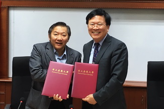 The NCYU President Chiou Yi-Yuan(right)to sign an academic cooperation agreement with Dr. Thock Kiah Wah, President of Southern University College