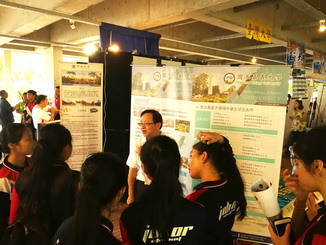 Der-Ching Yang, NCYU Dean of International Affairs, offered first-hand information to students at the fair. 