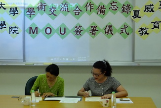 Dean of Teachers College of NCYU Yueh-Chun Huang(right) and  (UH). Professor Xu Di sign the MOU