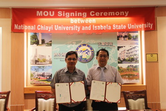 Chu Chi-Shih, Dean of the College of Life Sciences(right) and President Ricmar P. Aquino sign a memorandum of academic cooperation and an academic exchange agreement