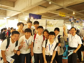 Delegation from Chong Hwa High School S.B.R. visited the recruitment stall of National Chiayi University.