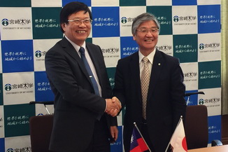 NCYU President Chiou Yi-Yuan(left) and UOM President Tsuyomu Ikenoue