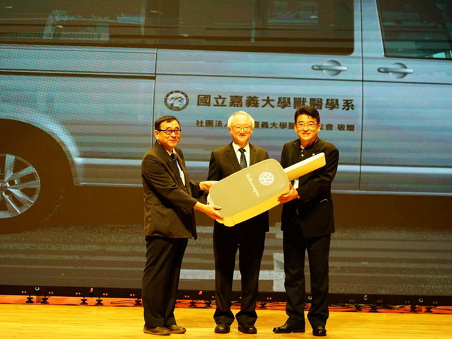 The alumni of the Department of Veterinary Medicine serves as a strong backbone for the department. Chairman Weng Bao-Guo (right) presented a veterinary vehicle to the Department of Veterinary Medicine of NCYU on behalf of the NCYU Alumni Association of Veterinary Medicine at the 6th Swine Disease Conference in Taiwan, hoping to help improve the veterinary development in the Yunlin and Chiayi region. 