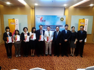 朱紀實院長(左5)簽訂「馬來西亞華文獨中師資培育專案計畫」合作意向書(國際學生組提供)