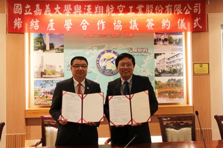  NCYU President Chiou Yi-Yuan(right) signed a partnership agreement with AIDC Chairman Liao Jung-Hsin.