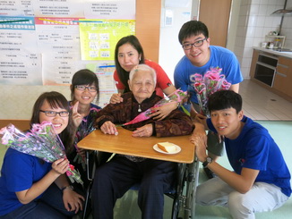 嘉大農藝志工與高齡102歲的何奶奶合照（侯金日提供）