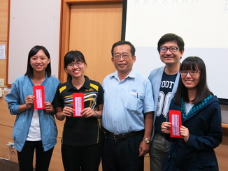 Awarded a prize (from left:Wu Yi-Xuan,Yang Xin-Yun ,Zhou Qin-Jun, Kai-Wei Juang, Hou Hui-Ying)