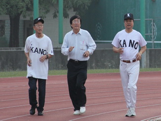 NCYU President Chiou Yi-Yuan（mid）and NCYU Alumni Association honorary chairman Chai Wu-Zhang（right）with Nagayama Yoshitaka , around the running track twice
