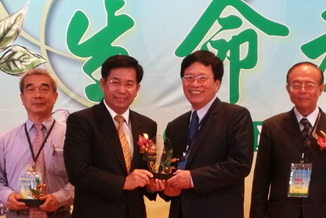 The award from Minister of Education Pan Wen-chung(left 2) to President Chiou Yi-Yuan 